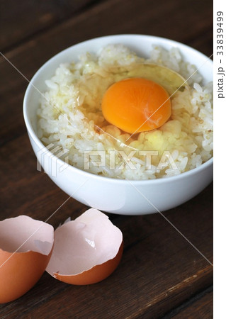 雑穀米の卵かけごはんと割った茶色の卵の殻 33839499