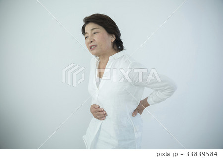 腰痛　シニア　女性　症状 33839584