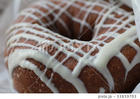ホワイトチョコをかけたチョコレートドーナツ ホワイトチョコをかけたチョコレートドーナツ 33839703