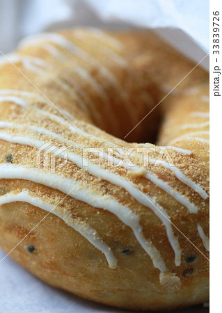 ホワイトチョコをかけたフワフワきな粉ドーナツ ホワイトチョコをかけたフワフワきな粉ドーナツ 33839726