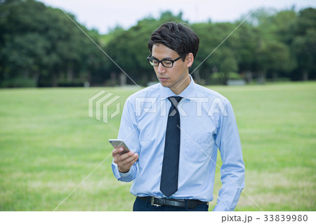 休憩中のビジネスマン(スマホ) 休憩中のビジネスマン(スマホ) 33839980