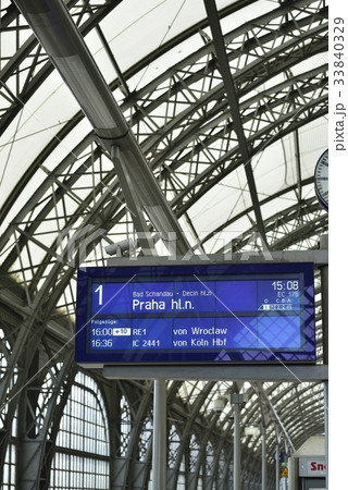 ドレスデン中央駅の発車案内板（プラハ本駅行き） 33840329
