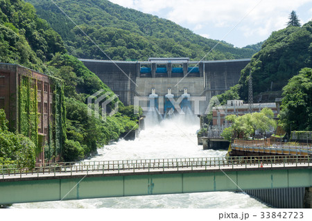 台風通過後に放流する天ヶ瀬ダムの景色 33842723