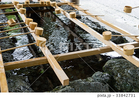 日本の神社にある手水舎のイメージ 日本の神社にある手水舎のイメージ 33842731
