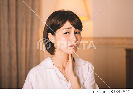 女性 喉痛 女性 喉痛 33846974