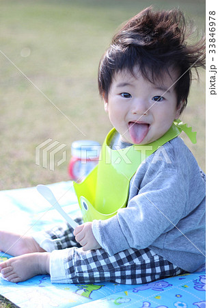 公園にいる赤ちゃん 33846978