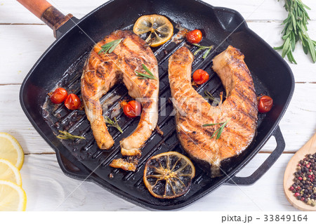 Grilled salmon steak 33849164