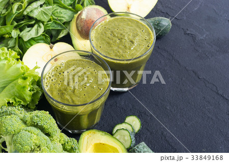 Green detox smoothie 33849168