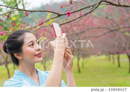 smiling female tourist sightseeing in japan smiling female tourist sightseeing in japan 33849427