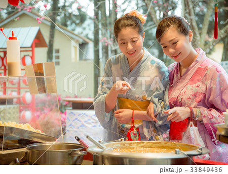 cheerful sweet women friends pointing food stall 33849436