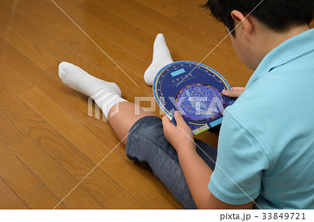 星座早見盤を見る男の子 星座早見盤を見る男の子 33849721