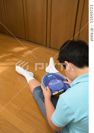 星座早見盤を見る男の子 33849723