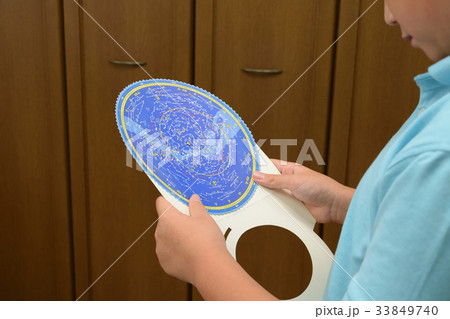 星座早見盤を見る男の子 33849740