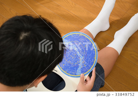 星座早見盤を見る男の子 星座早見盤を見る男の子 33849752