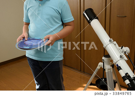 星の観察 星座早見盤を見る男の子 星の観察 星座早見盤を見る男の子 33849765