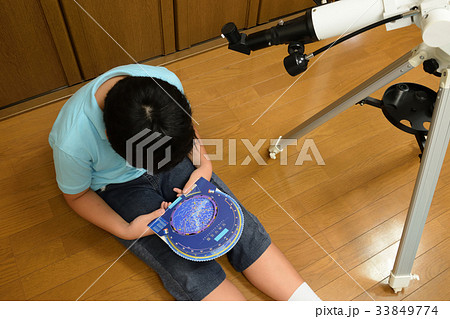 星の観察　星座早見盤を見る男の子 33849774