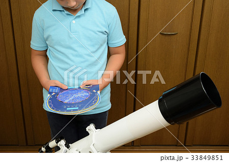 星の観察　星座早見盤を見る男の子 33849851