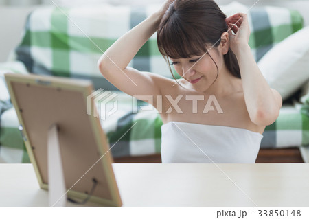 鏡を見る女性 鏡を見る女性 33850148