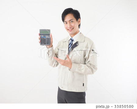 電卓を見せる作業服を着たビジネスマン 33850580