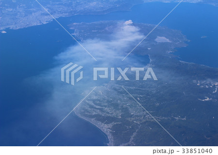 Aerial view fo city through airplane window Aerial view fo city through airplane window 33851040