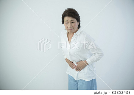 シニア　女性　腹痛　症状　 33852433