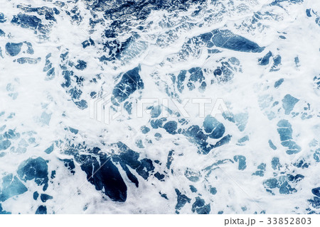 Atlantic ocean with blue water on a sunny day Atlantic ocean with blue water on a sunny day 33852803