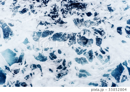 Atlantic ocean with blue water on a sunny day Atlantic ocean with blue water on a sunny day 33852804