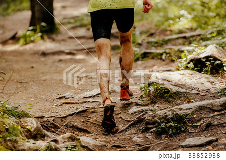 athlete runner dirty feet 33852938