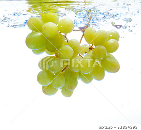 Grapes in the water Grapes in the water 33854595