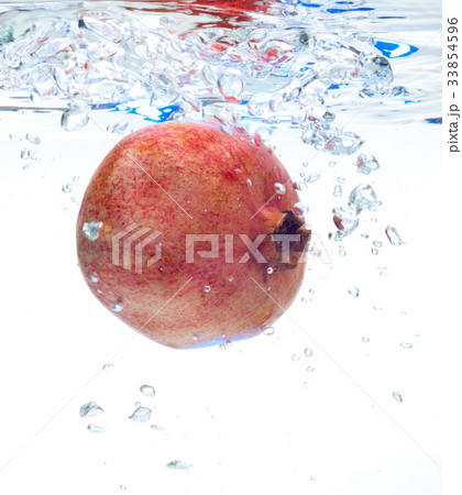Garnet in the water Garnet in the water 33854596