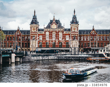 アムステルダム中央駅と運河 33854976