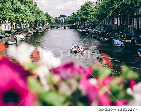 アムステルダムの風景 - 花と水路を渡るボート 33856277