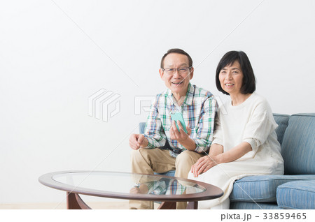 スマホを持つシニア夫婦 33859465