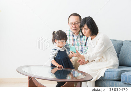 スマホを持つシニア夫婦 33859470
