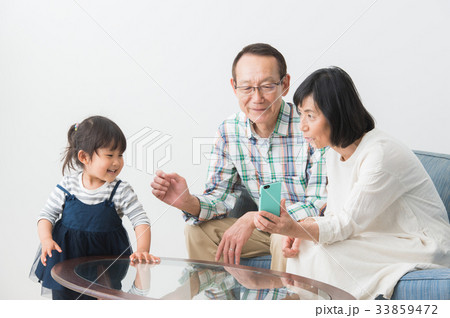 スマホを持つシニア夫婦 スマホを持つシニア夫婦 33859472