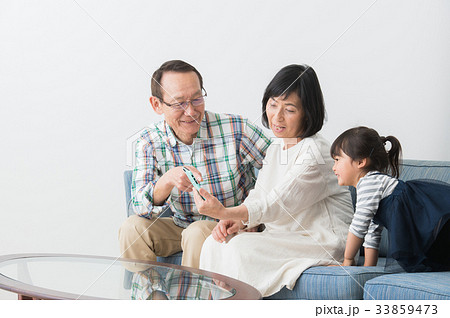 スマホを持つシニア夫婦 33859473