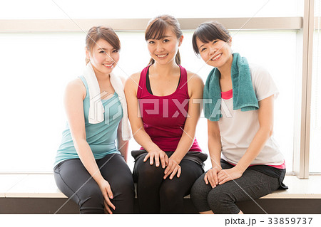 更衣室でリラックスする女性 33859737