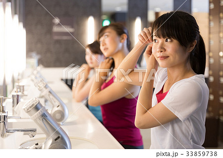 更衣室でリラックスする女性 33859738