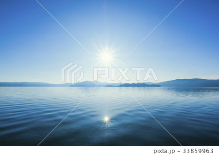 太陽を映す湖面 太陽を映す湖面 33859963