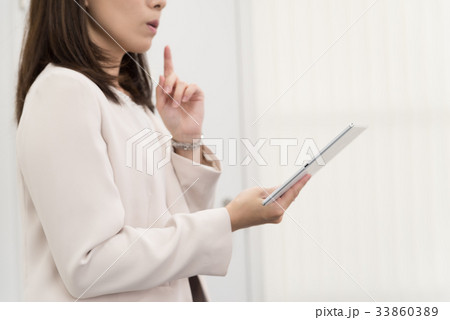 タブレットを操作する女子社員 タブレットを操作する女子社員 33860389