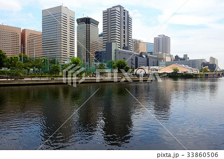 天王洲の運河に映る高層ビルの影 天王洲の運河に映る高層ビルの影 33860506