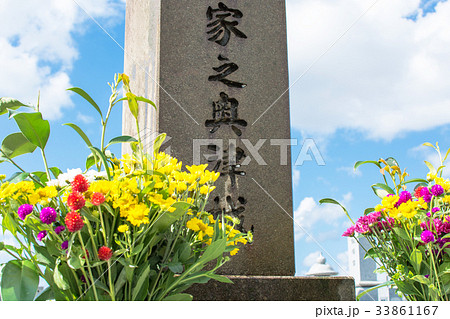 古い墓石と供花 33861167