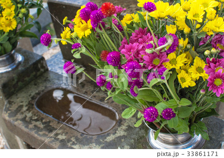 古い墓石と供花 33861171