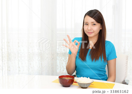 食事を楽しむ女性 33863162