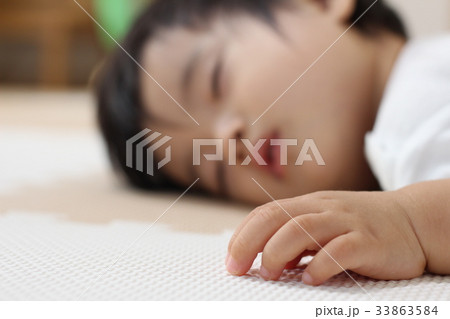 眠る赤ちゃん 眠る赤ちゃん 33863584