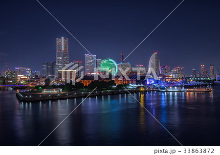 横浜夜景 みなとみらい 大さん橋 くじらの背中の写真素材