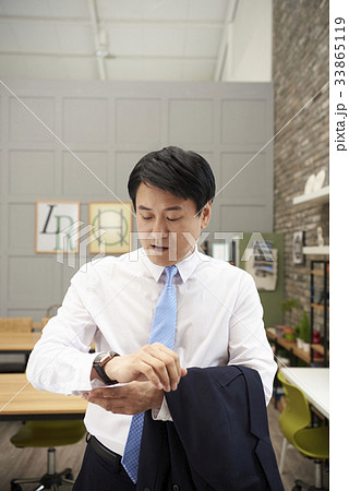 見下ろす 見おろす ビジネスマン 33865119