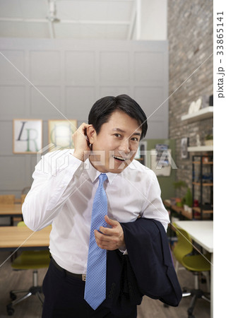 曲がる かがむ 人 33865141