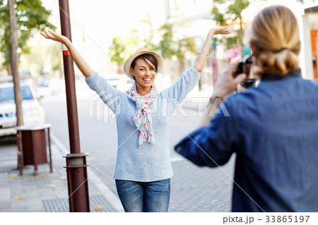 Smiling couple with the camera Smiling couple with the camera 33865197