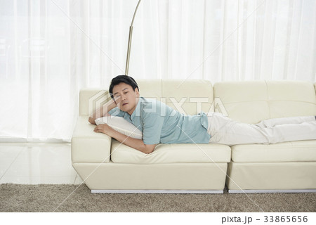 リビングルーム 孤独 男 33865656